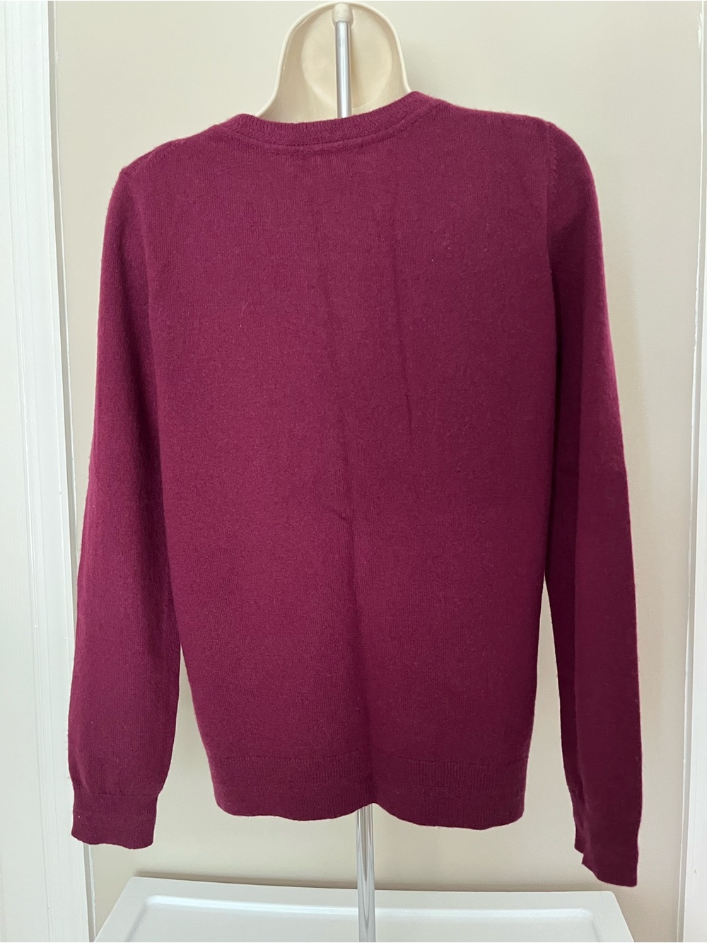 Boden Cashmere Classic Crewneck Sweater Burgundy Berry color size small - Picture 4 of 6